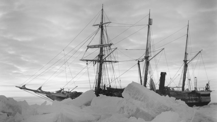 Un bateau échoué au milieu de la glace