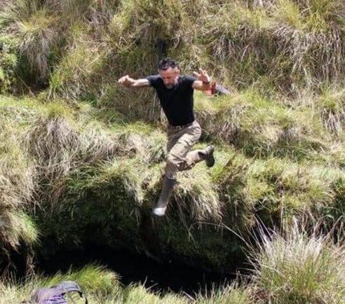 Notre reporter franchit un fossé par un saut majestueux