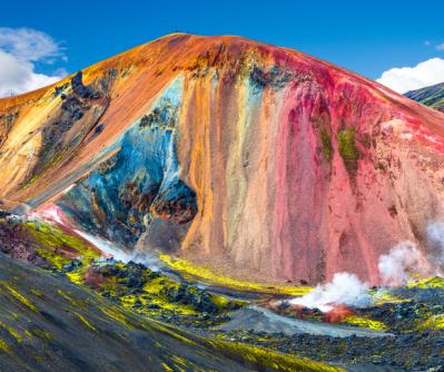 Une montagne D'Islande avec plein de couleur et des fumerolles en avant plan