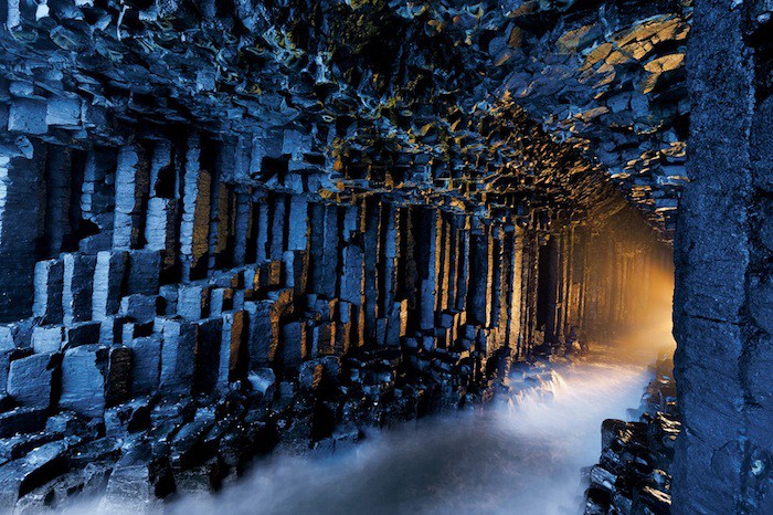 Un couloir sous terre avec des murs faconnés par le temps